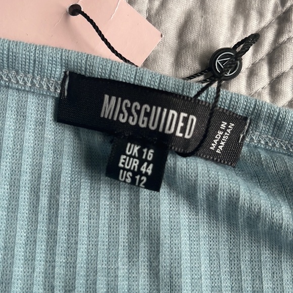 MISSGUIDED Notch Neck Sleeveless Crop Top - Picture 2 of 3